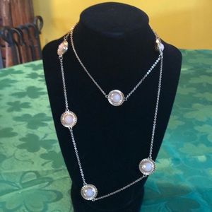 Gold tone necklace with peach pearl essence